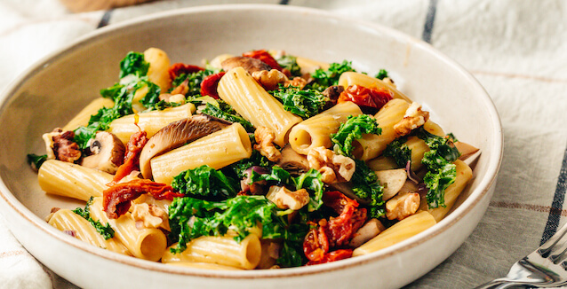 Kale pasta seasoned with carbonara seasoning mix from Just Spices