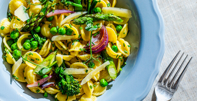 Bowl of pasta primavera seasoned with Just Spices Lemon Herb Chicken Mix